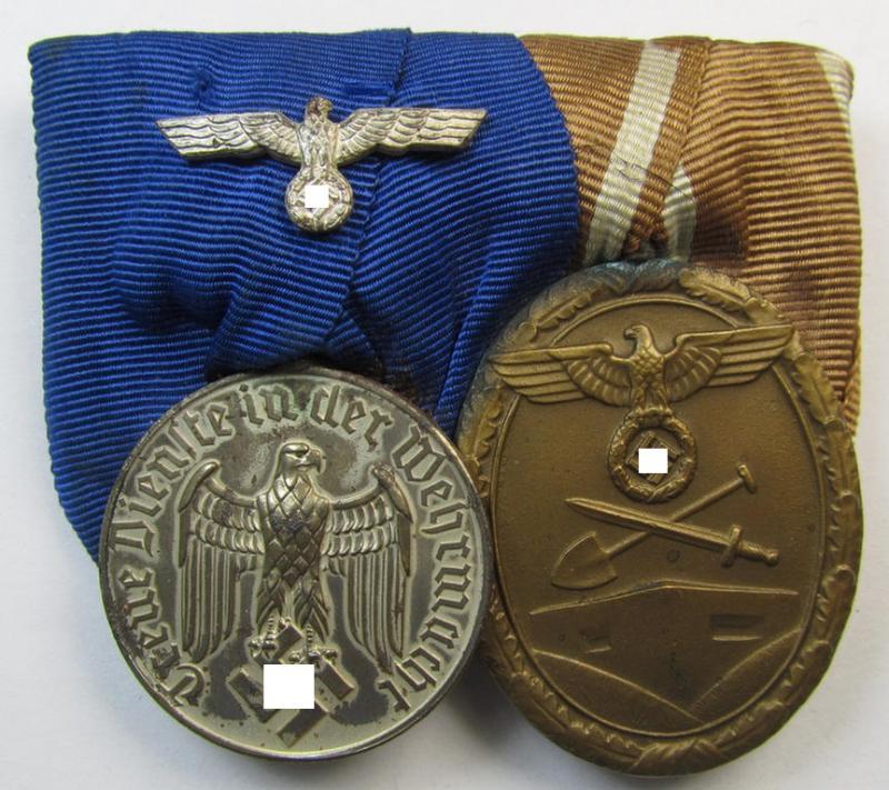 Attractive, 2-pieced WH (Heeres o. KM) medal-bar (ie. 'Orden- o. Doppelspange') showing resp. a: 'WH DA für 4 Jahre t.D.' and a: 'Deutsches Schutzwall Ehrenzeichen' (aka: 'Westwall'-medal)