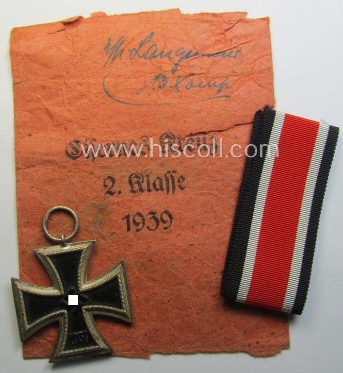 Superb, 'EKII. Kl.'-set comprising of a maker- (ie. '40'-) marked example that comes together with its original ribbon (ie. 'Bandabschnitt') and orange (!) 'Zellstoff'-based pouch as was produced by the maker (ie. 'Hersteller'): 'Berg & Nolte'