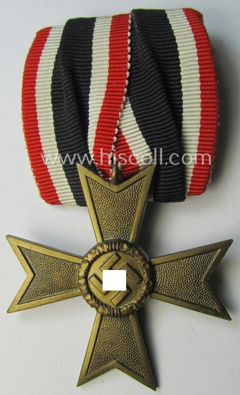 Superb - and truly unusually seen! - golden-bronze-toned so-called: 'Einzelspange' showing a: 'Kriegsverdienstkreuz II. Klasse ohne Schwertern' (or: war-merits' cross 2nd class with swords) being a very detailed- and/or 'Buntmetall'-based example