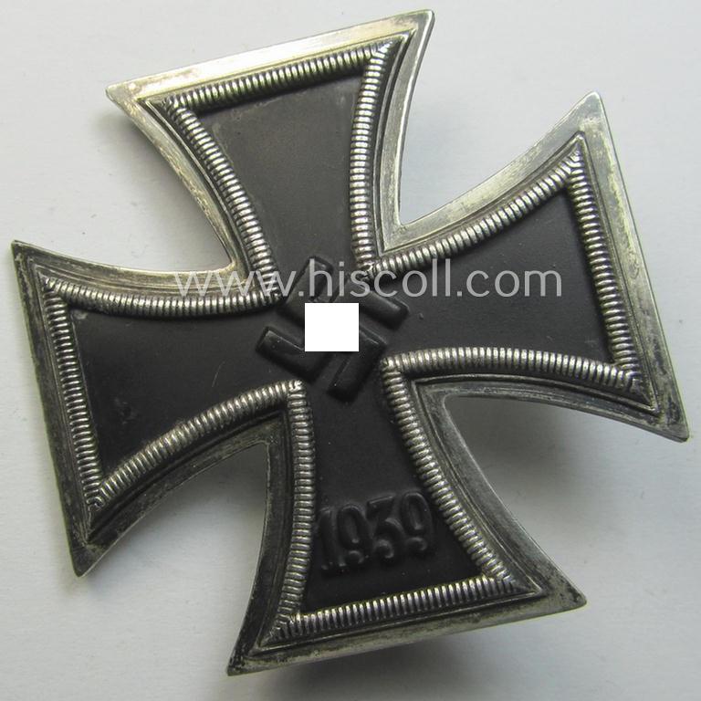 Attractive - and just minimally used! - 'Eisernes Kreuz 1. Klasse' (or: Iron Cross 1st class) being a maker- (ie. 'L/59'-) marked example as was produced by the desirable 'Hersteller' named: 'A. Rettenmaier' and that comes as recently found