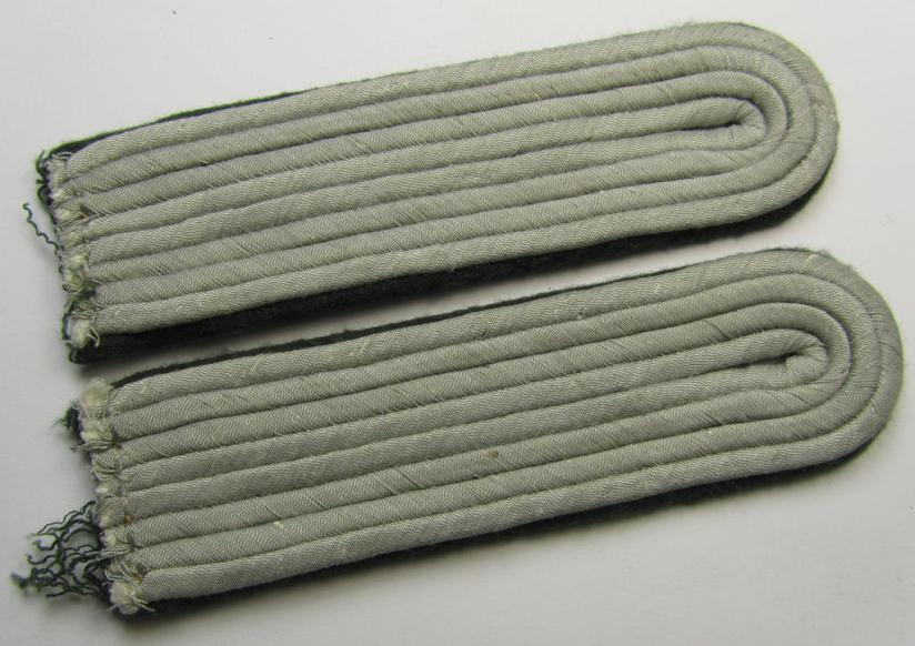Fully matching pair of WH (Kriegsmarine ie. 'Küstenartillerie') officers'-type shoulderboards (as was specifically intended for uage on the field-grey-coloured tunics) as intended for a: 'Leutnant eines Küstenartillerie-Abteilungs'