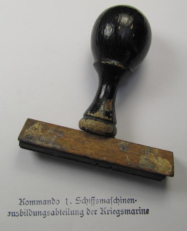 Wooden-based, WH (Kriegsmarine) 'ink-stamp' (or: 'Dienstsiegel') bearing the text: 'Kommando I. Schiffsmachinen-Ausbildungsabteilung der Kriegsmarine'