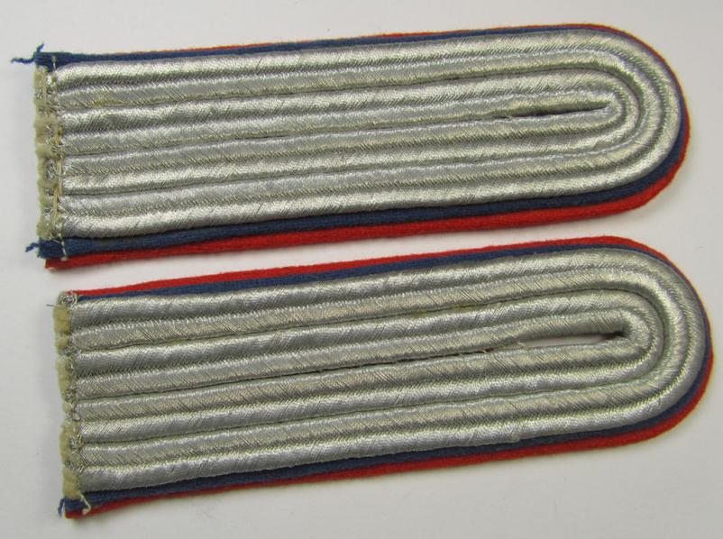 Attractive - and/or fully matching! - pair of WH (Luftwaffe) officers'-type shoulderboards (ie. 'Schulterstücke für Offiziere') as was intended for a: 'Leutnant der Reserve der Flak-Artillerie-Truppen'