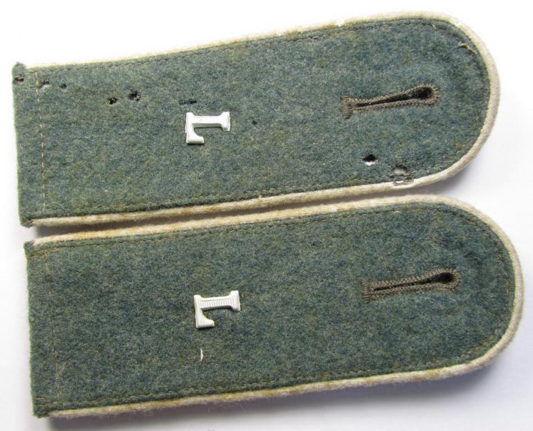 Fully matching pair of WH (Heeres) mid- ie. (later-) war-period (ie. 'M43'-pattern-) EM-type and 'cyphered' shoulderstraps as piped in the white-coloured branchcolour as was intended for a: 'Soldat eines Landesschützen-Regiment'