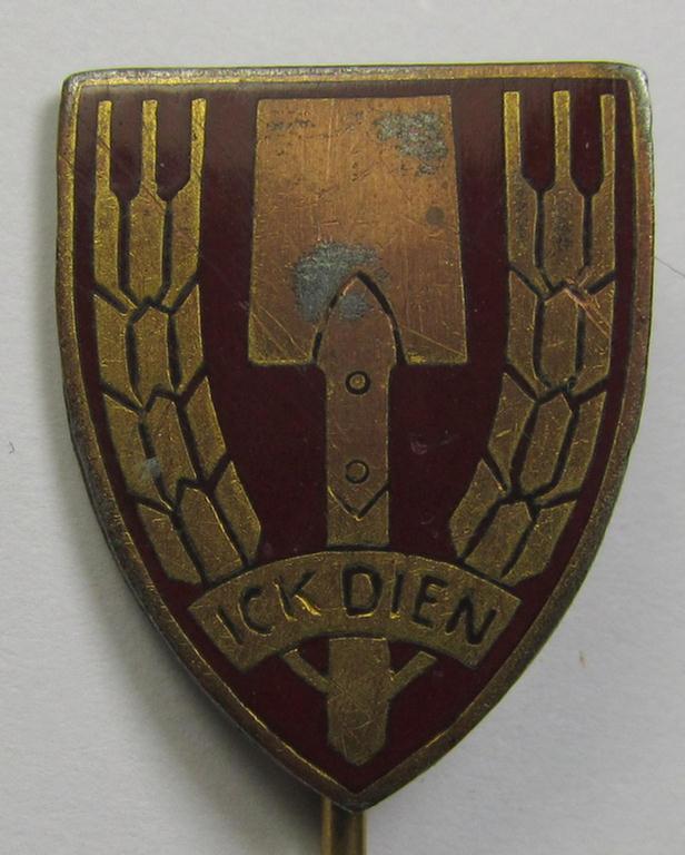 Dutch NSB-party-related-, so-called: 'NAD- ie. Nederlands Arbeidsdienst Ledendraagteeken' (or: Dutch Labour Service membership-pin) showing a clearly present makers'-designation that reads: 'Kon. Begeer - Voorschoten'