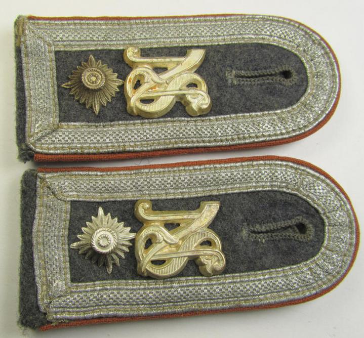 Fully matching - and neatly 'cyphered'! - pair of WH (Luftwaffe) NCO-type shoulderstraps as piped in the light-brown-coloured branchcolour, as was intended for a: 'Feldwebel der Nachrichten-Truppen u. Mitglied einer Nachrichtenschule'
