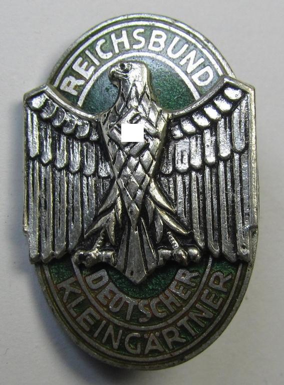 Semi-enamelled, RDK- (ie. 'Reichbund Deutscher Kleingärtner'-) related: 'Mitgliedsabzeichen' (or: membership lapel-pin) that is neatly maker- (ie. 'Frank & Reif - Stuttgart'-) marked on its back