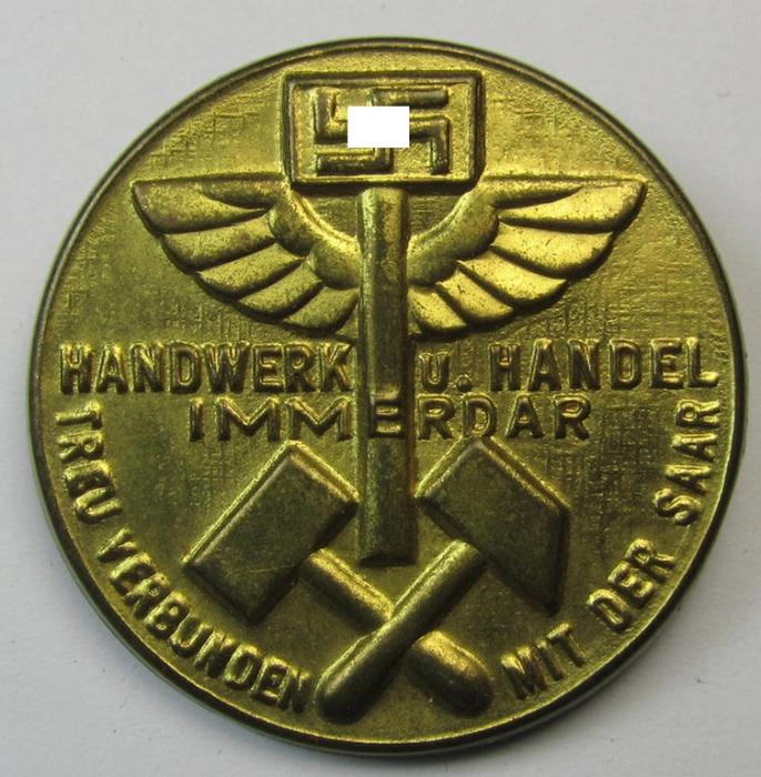 Commemorative, (I deem) early-period- and/or copper-based N.S.B.O.-related 'tinnie' being a non-maker-marked example depicting the text: 'Handwerk und Handel Immer dar - Treu verbunden mit der Saar'
