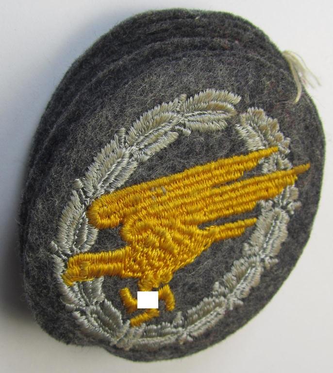 Attractive, WH (Luftwaffe) 'Fallschirmschützen-Abzeichen in Stoff' (or: cloth-based paratroopers'-jump-badge) being nicely machine-embroidered specimen that come in a never used- ie. 'virtually mint-/unissued', condition