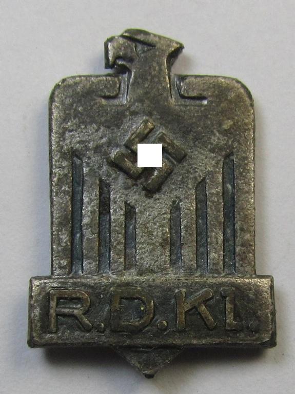 Membership-lapel-pin as was intended to signify membership within the: 'Reichsverband Deutscher Kleintierzüchter' (ie. 'R.D.Kl.') being a non-maker-marked example that shows a: 'Ges.Gesch.'-patent-pending-designation