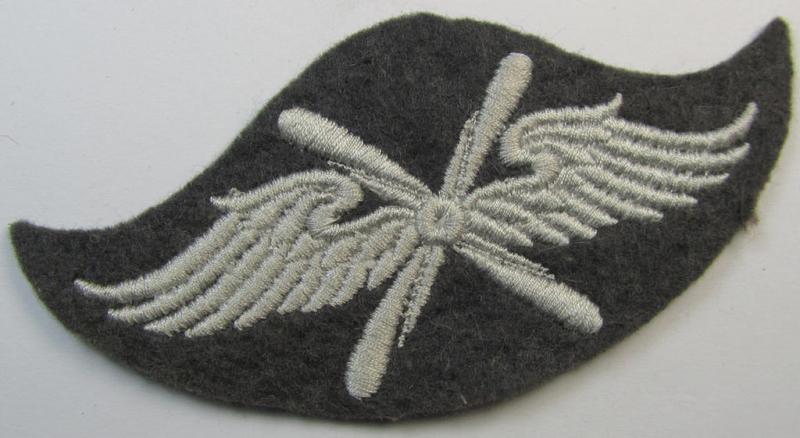 Machine-embroidered, WH (Luftwaffe) trade- ie. special-career-patch as was specifically intended for: 'Fliegendes Personal' and that comes in a possibly issued- albeit 'virtually mint' and/or never tunic-attached, condition