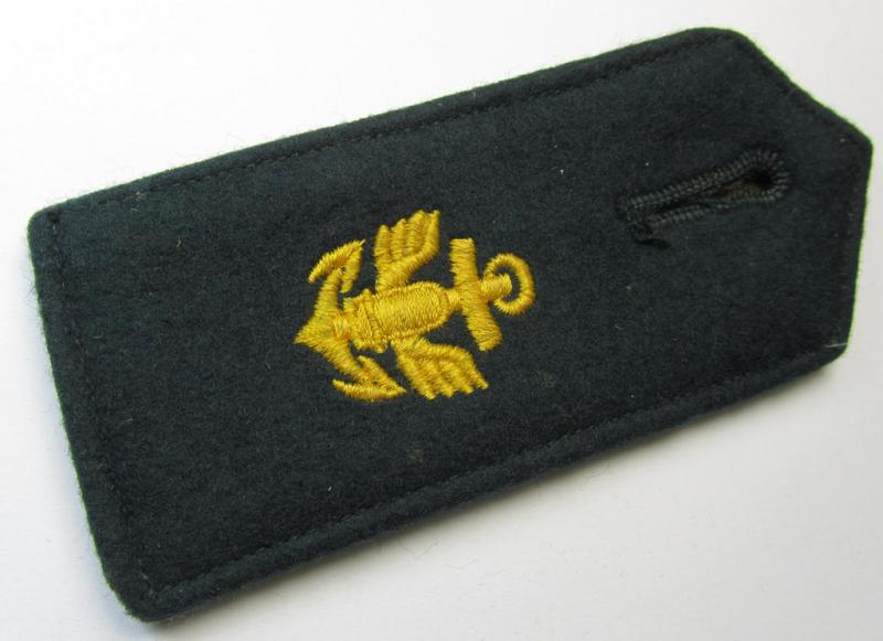 Neat - albeit regrettably single - 'cyphered'- (and I deem mid- ie. later-war-period-) WH (Kriegsmarine) enlisted-mens'-type shoulderstrap as was intended for a: 'Soldat eines Küsten-Artillerie-Abteilungs'
