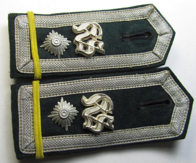 Attractive - and/or fully matching! - pair of WH (Heeres), 'M36'-pattern (pointed-styled) and 'cyphered' NCO-type shoulderstraps for a: 'Feldwebel u. Mitglied einer Heeres Kriegsschule'