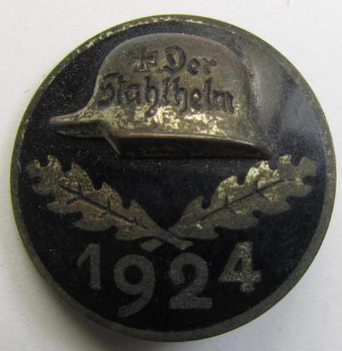Attractive, enamelled lapel-pin: 'Der Stahlhelm' - Bund der Frontsoldaten (Sta) - Eintrittsabzeichen 1924' which is nicely engraved: 'VI. Ns. 1197' and dated: '9.4.24' and that comes in an overall nice (and/or fully undamaged-), condition