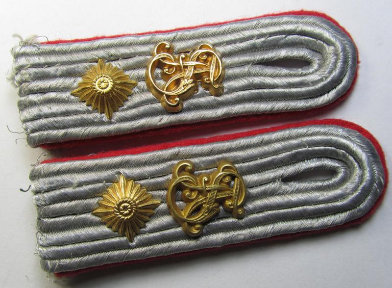 Fully matching - and truly rarely seen! - pair of neatly 'cyphered', WH (Luftwaffe) officers'-type shoulderboards as was intended for an: 'Oberleutnant der Flak-Artillerietruppen u. Mitglied einer Flak-Artillerieschule'