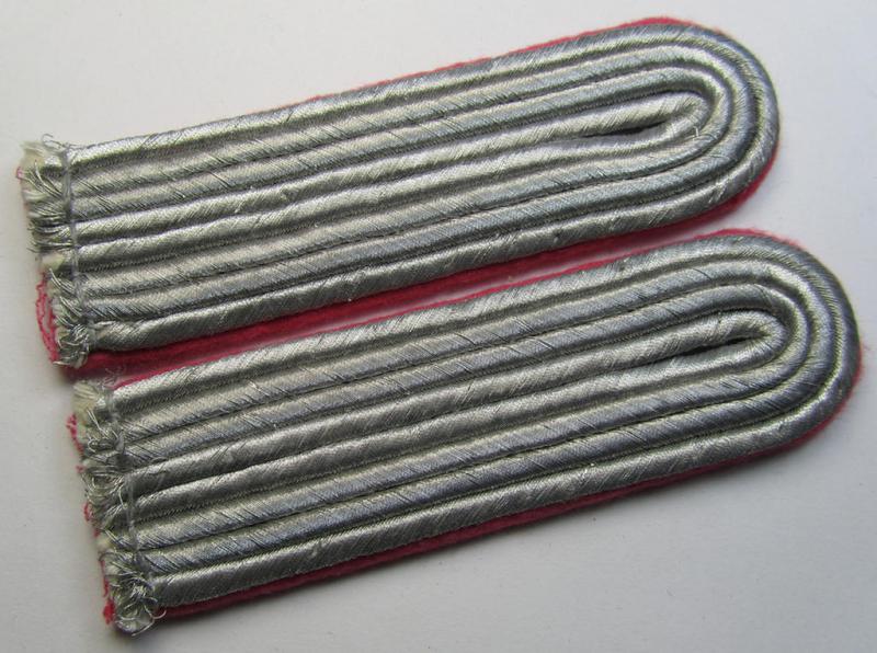 Fully matching - and scarcely encountered! - pair of WH (Luftwaffe) officers'-type shoulderboards (ie. 'Schulterstücke für Offiz. des Ingenieurskorps der LW') as intended for usage by a: 'Flieger-Ingenieur' (being a rank similar to: 'Leutnant')