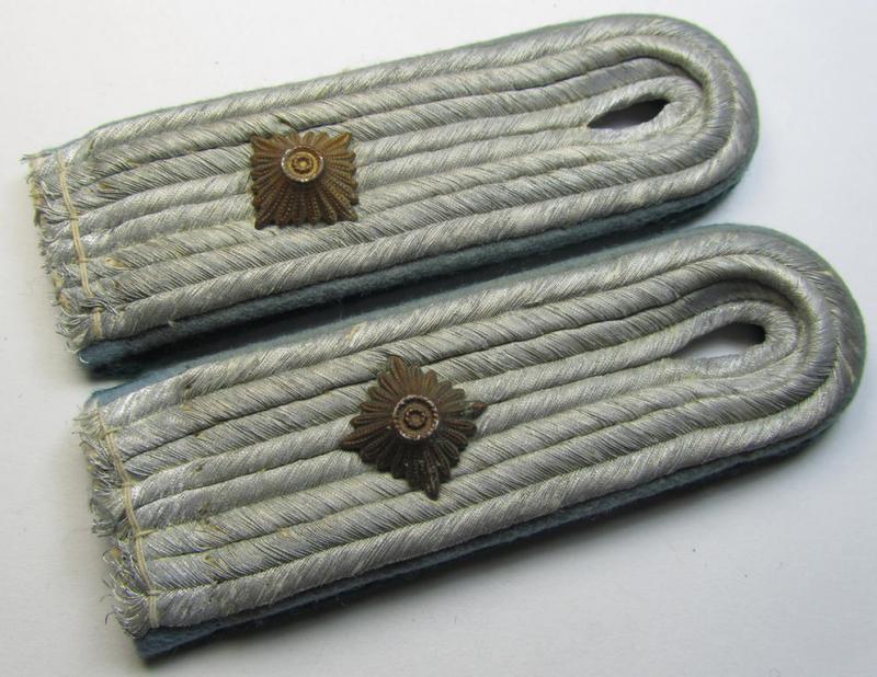 Neat - and/or fully matching! - pair of WH (Luftwaffe) officers'-type (dual-piped) shoulderboards as intended for a medium-ranked administrative-official ie. officer with the rank of: 'Oberleutnant' (ie.: 'Beambte des höheren Dienstes')