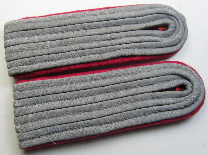 Superb - and fully matching! - WH (Heeres) officers'-type shoulderboards as piped in the 'karmesinroter'-coloured branchcolour as was intended for usage by a: 'Leutnant der Generalsstab- o. Veterinär-Truppen'