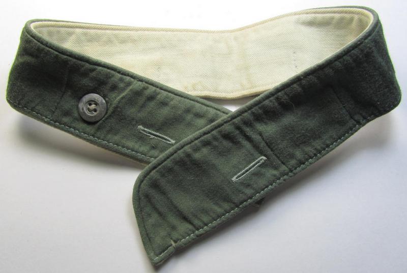 Neat, WH (Heeres, Waffen-SS etc.) greenish- ie. field-grey-coloured- and/or 'standard-issue'-pattern so-called: 'Kragenbinde' (or: uniform inner-collar) being a regular-issued and/or non-maker-marked example that comes in an overall nice condition