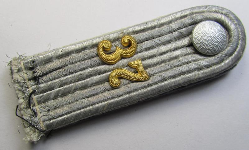 Attractive - albeit regrettably single! - WH (Heeres) neatly 'cyphered', officers'-type shoulderboard  as (dual)piped in the white-coloured branchcolour as was intended for a: 'Leutnant der Reserve des Infanterie-Regiments 37'