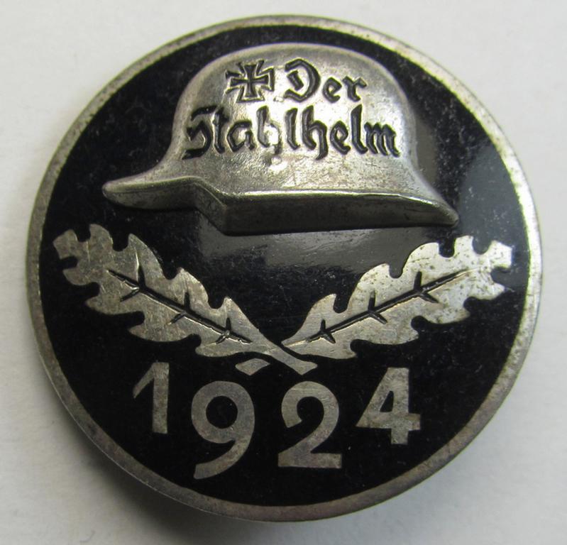 Attractive, enamelled lapel-pin: 'Der Stahlhelm' - Bund der Frontsoldaten (Sta) - Eintrittsabzeichen 1924' which is nicely engraved: 'VI. Ns. 865' and dated: '14.3.24' and that comes in an overall nice (and/or fully undamaged!), condition