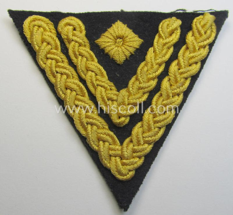Neat - and not that often seen! - example of a 'standard-issue'-type, WH (Kriegsmarine) rank-chevron (or: 'Armwinkel') as was intended for usage on the various darker-blue-coloured naval tunics as was intended for an: 'Matrosen-Oberstabsgefreiter'
