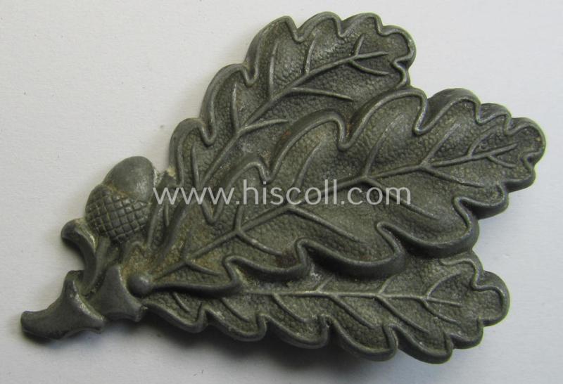 Neat - just moderatly used and/or worn! - WH (Heeres) silver-greyish-coloured so-called: 'M43'-pattern cap-badge (ie. 'Mützenabzeichen') depicting three: 'Eichenlaub'-branches as was used by the various 'Jäger'-related, divisional staff-members