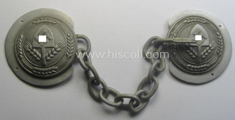 Very decorative - and scarcely encountered! - RAD- (ie. 'Reichs-Arbeitsdienst'-) specific 'Umhang'- (= cape) closure, comprising of both 'RAD-logo'-buttons ie. plaques, back-plates- and/or accompanying attachment-chain