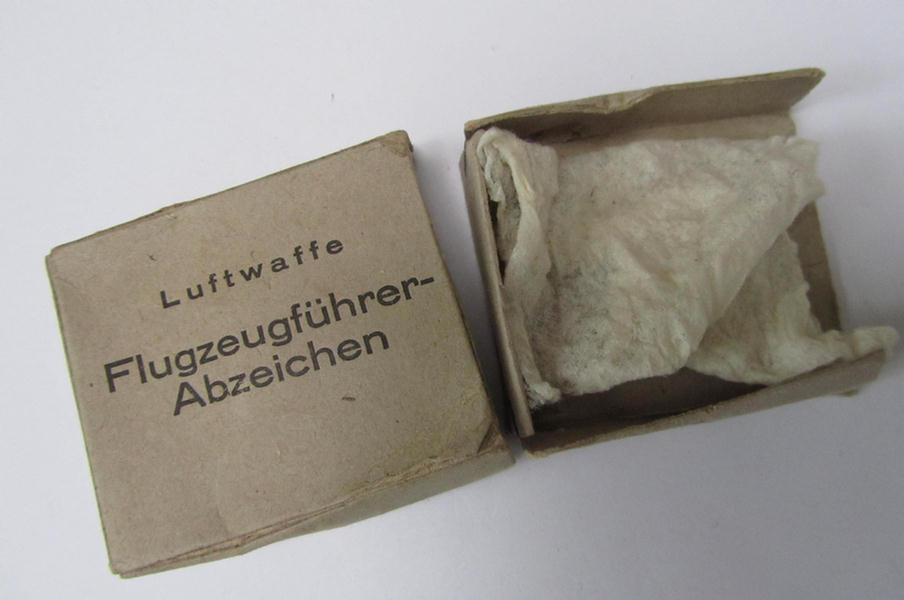  Carton box for a 'LW Flugzeugführer-Abzeichen'