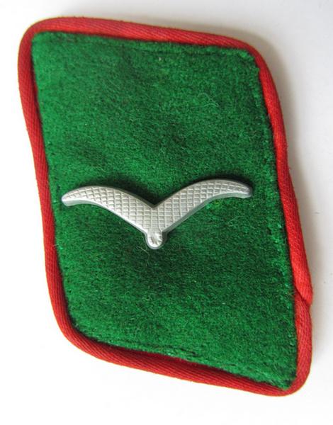 Nice - and truly scarcely encountered! - albeit regrettably single, bright-green coloured and/or bright-red piped WH (Luftwaffe) collar-patch as intended for a: 'Soldat der Felddivisionen' - very nice condition! 