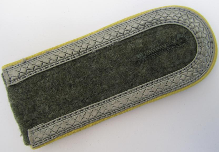 Single, later-war-period, so-called: 'M44'-pattern, simplified WH (Heeres) NCO-type shoulderstrap as piped in the bright-yellow-coloured branchcolour as was intended for usage by an: 'Uffz. der Nachrichten-Truppen'