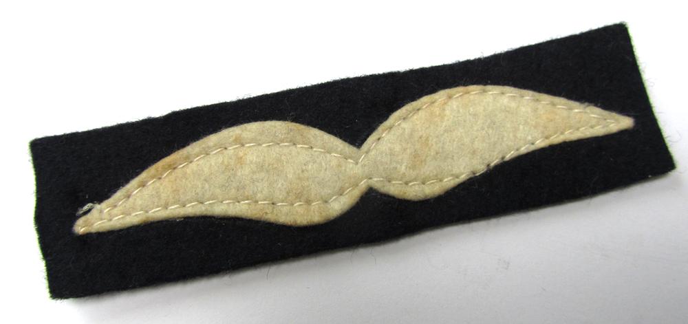Very nice - and scarcely encountered, albeit regrettably single! - WH (Luftwaffe), greyish-blue coloured and/or woolen-based, NCO-type rank-patch (aka 'moustache'), as intended for an: 'Unteroffizier' - very nice (IMO virtually mint-/unissued!) condition!