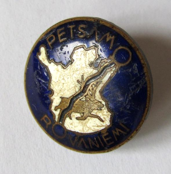 Very nice - and scarcely encountered! - so-called: Finnish-/German lapel-pin entitled: 'Petsamo-Rovaniemi' (aka: 'Petsamo-Kriegsabzeichen') being a white-/blue-enamelled variant - overall nice, IMO only slightly used ie. worn, condition!