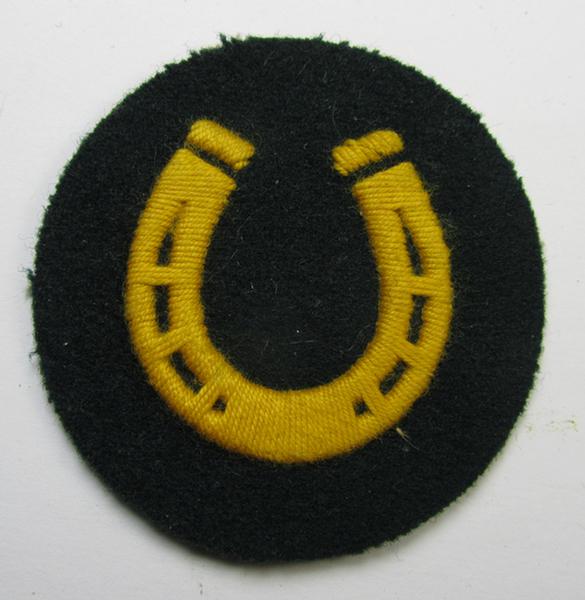 Very nice, WH (Heeres) so-called trade- and/or special career arm-insignia as intended for a: 'Hufbeschlagmeister' (or: farrier), being a nicely hand-embroidered variant on dark-green-coloured wool - very nice (IMO minimally used-) condition! 