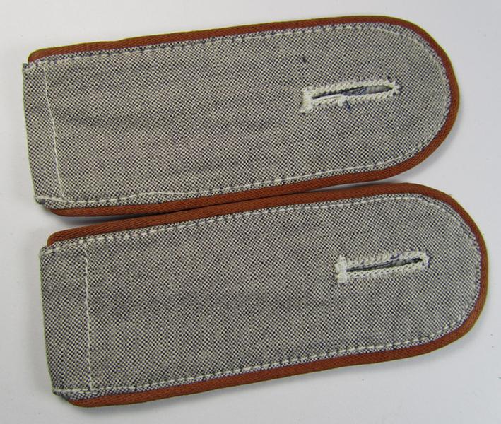 Very nice - and fully matching! - pair of WH (Luftwaffe) enlisted-mens'-type: 'Nachrichten'-related shoulderstraps, as specifically intended for the bluish-grey (ie. 'Blaumelliertes') summer-shirt - very nice (ie. virtually mint-/unissued!) condition!
