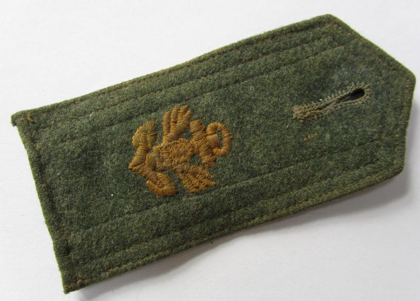 Very nice - albeit regrettably single! - 'cyphered' and IMO mid-war period- WH (Kriegsmarine) enlisted-mens'-type shoulderboard, as intended for a: 'Soldat eines Küsten-Artillerie-Regiments' - nice (albeit issued- ie. moderately worn-) condition!