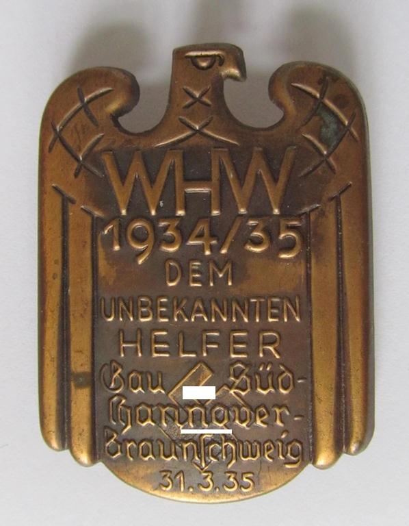 Attractive -WHW- (ie. 'Winterhilfswerke'-) related day-badge (ie. 'tinnie'), as was issued to commemorate the: 'WHW-Tag - Dem unbekannten Helfer - Gau Süd-Hannover - Braunschweig - 31.3.1935' - nice condition!