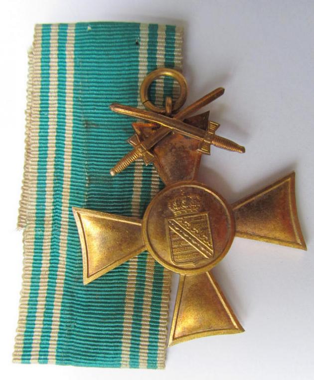 'Ehrenkreuz des Weltkrieges mit Schwertern des Sächsischen Militär Vereins Bund' (ie. 'S.M.V.B.') that comes together with its original ribbon (ie. 'Bandabschnitt')