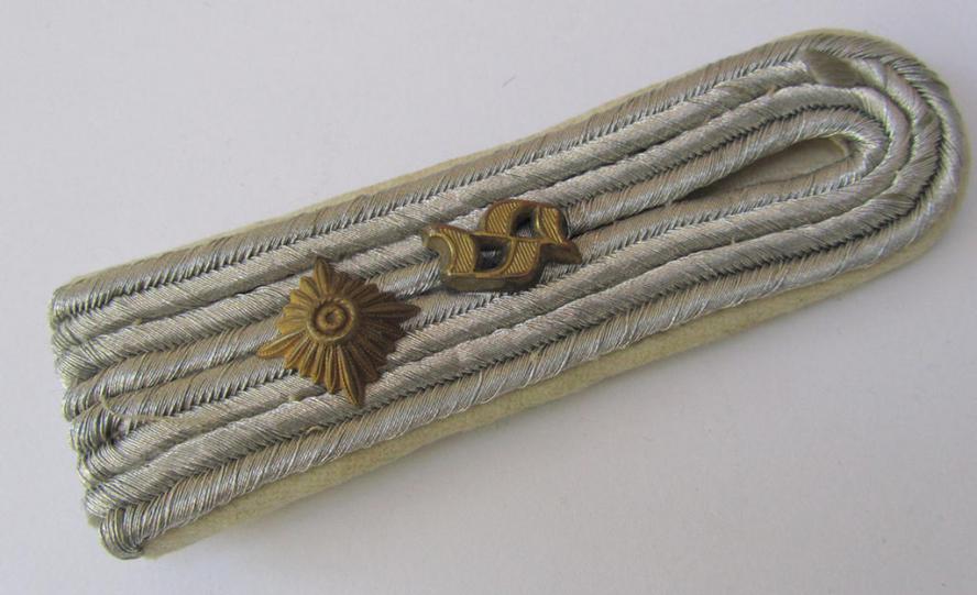 Single, WH (Heeres) officers'-type, 'cyphered' shoulderboard, as was intended for - and or clearly used by! - an: 'Oberleutnant eines Infanterie-Regiments u. Mitglied einer Schule' 