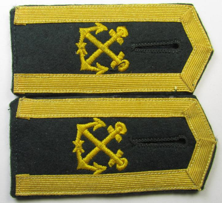 Fully matching pair of WH (Kriegsmarine) darker-green-coloured, NCO-type: 'Küsten-/Marine-Artillerie' (or coastal artillery) shoulderstraps as intended for an: 'Unteroffizier', depicting the neat interwoven 'crossed anchors' symbols 