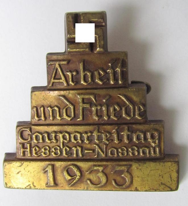 Neat, commemorative - tin-based- and/or golden-bronze-coloured - N.S.D.A.P.-related 'tinnie', being a non-maker-marked example, depicting a swastika with below the text: 'Arbeit und Friede - Gauparteitag Hessen-Nassau - 1933'