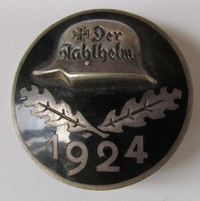 Attractive, enamelled lapel-pin: 'Der Stahlhelm' - Bund der Frontsoldaten (Sta) - Eintrittsabzeichen 1924', which is nicely engraved: 'IV. MI. 5144' and/or dated: '24/10/24' on its back and that comes in a very nice (and/or fully undamaged-) condition