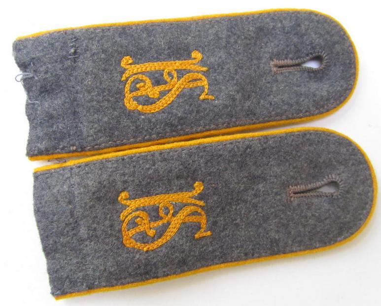 Attractive - and/or fully matching! - pair of WH (Luftwaffe) 'cyphered'-, enlisted-mens'-type shoulderstraps, as was intended for - and with certainty worn by! - a: 'Soldat der Flieger o. Fallschirmtruppen u. Mitglied einer Kriegsschule'