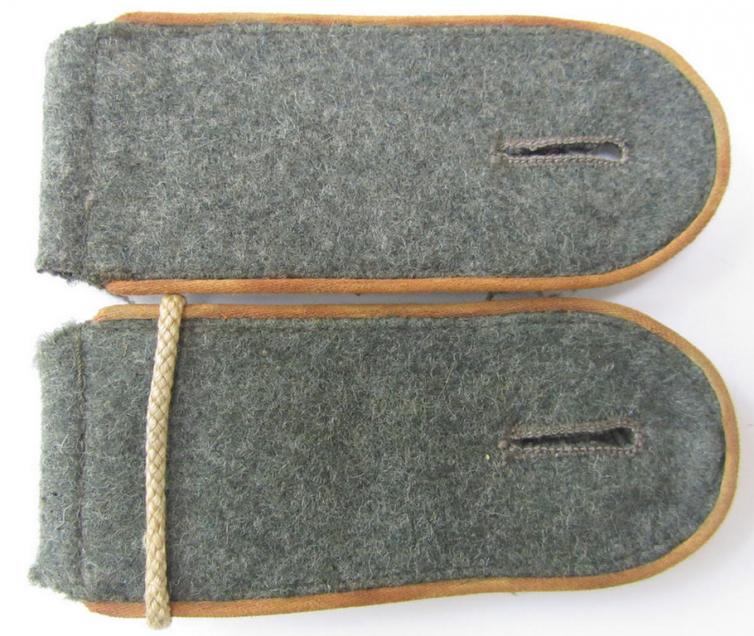 Superb, fully matching and mid-war-period-, pair of so-called: 'M-43-pattern'-, WH (Heeres) EM-type shoulderstraps, as was intended for - and/or clearly worn by! - a: 'Soldat der Kradschützenbtle. der Pz.Div. u. Inf.Div. (mot)'
