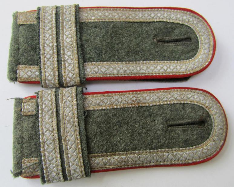 Attractive - and/or fully matching! - pair of (IMO mid-war-period-) WH (Heeres) so-called: 'M43'-pattern, NCO-type shoulderstraps, as was intended for - and worn by! - an: 'Unteroffizier u. Offiziers-Anwärter eines (Sturm)Artillerie-Regiments'