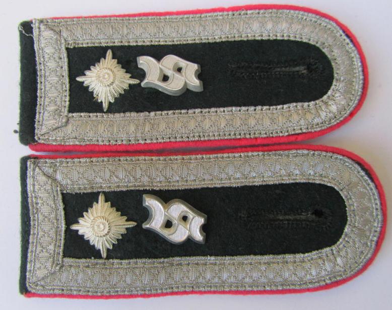 Superb - and fully matching! - pair of WH (Heeres), early-war period-, ie. 'M36'-pattern-, 'cyphered'-, NCO-type shoulderstraps, as was intended for a: 'Feldwebel eines Panzer- o. Panzerjäger-Schützen-Regiments'