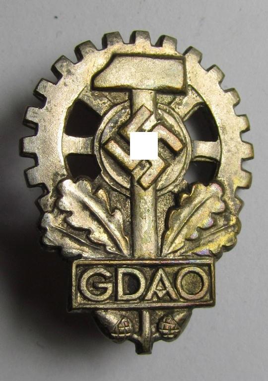 Attractive membership lapel-pin (or: 'Mitgliedsabzeichen') aka: 'Mitgliedsabzeichen des Gesamtverbands deutscher Arbeitsopfer (GDAO)' being a nicely maker- (ie. 'Deschler u. Söhne'-) marked, example