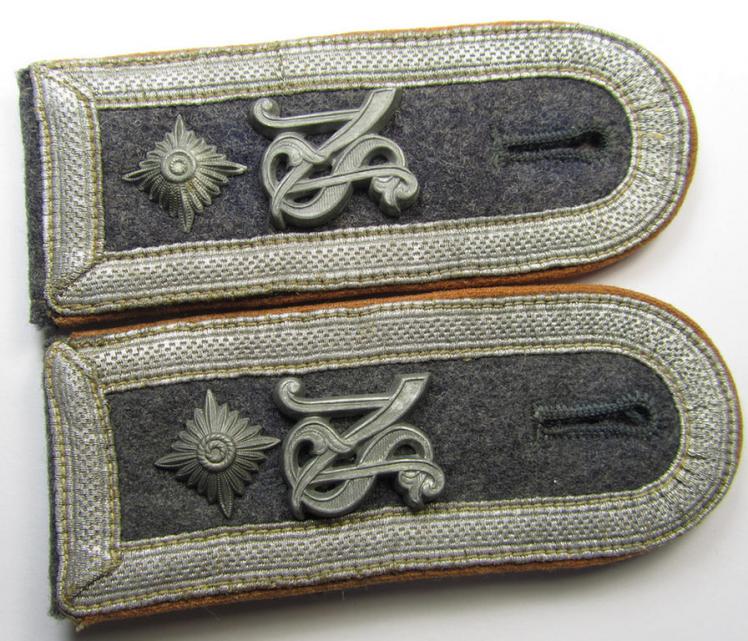 Attractive - and/or fully matching! - 'cyphered' pair of WH (Luftwaffe) NCO-type shoulderstraps, as piped in the light-brown-coloured branchcolour, as was intended for a: 'Feldwebel der Nachrichten-Truppen u. Mitglied einer Nachrichtenschule'