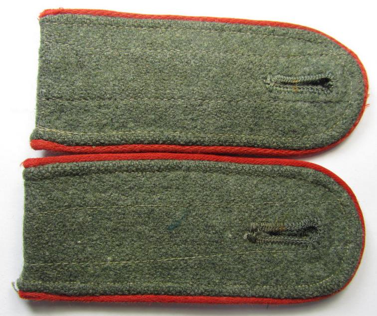 Matching pair of later-war-period-, so-called: 'M44'-pattern-, simplified WH (Heeres) enlisted-mens'-type shoulderstraps, as piped in the bright-red-coloured branchcolour as was intended for usage by a: 'Soldat der (Sturm)Artillerie-Truppen'