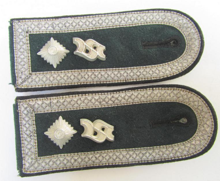 Fully matching pair of WH (Heeres), early-war period- (ie. 'M36'-pattern- and rounded-styled-) 'cyphered', NCO-type shoulderstraps, as was intended for - and used by! - a: 'Feldwebel u. Mitglied einer Pionier-Schule'